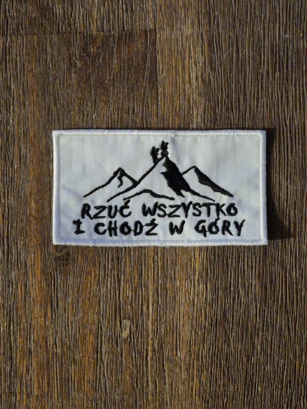 Naszywka prostokątna RZUĆ WSZYSTKO I CHODŹ W GÓRY biała