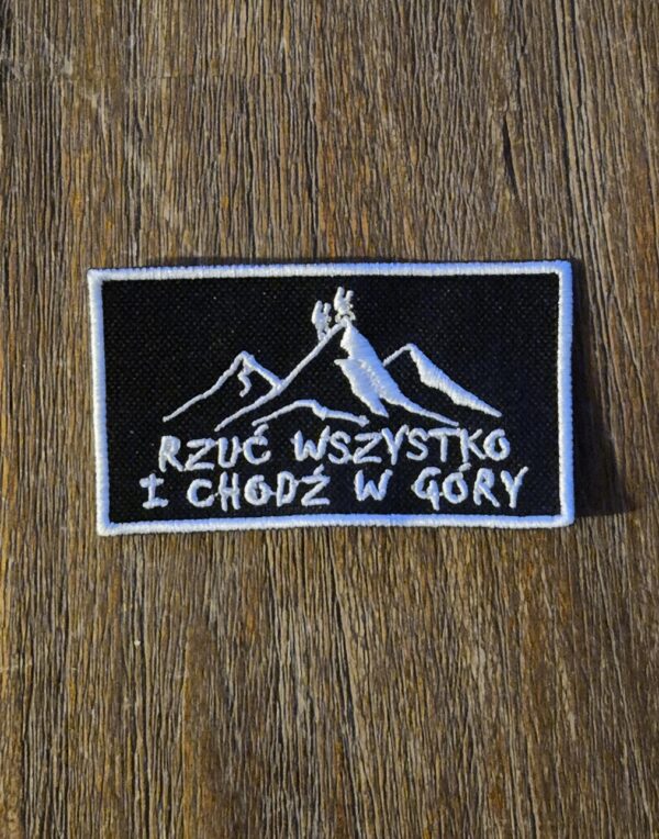 Naszywka prostokątna RZUĆ WSZYSTKO I CHODŹ W GÓRY czarna