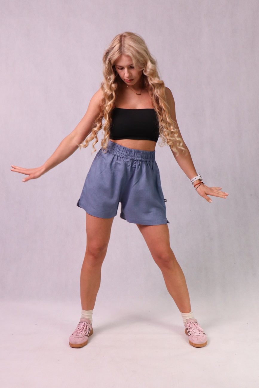 Krótkie spodenki damskie z bawełny, lnu i wiskozy, niebieskie - obrazek 6