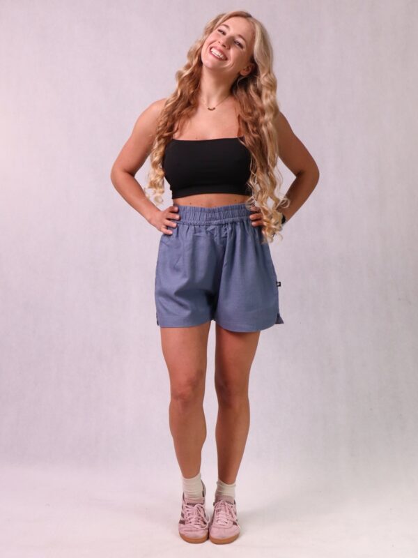 Krótkie spodenki damskie z bawełny, lnu i wiskozy, niebieskie