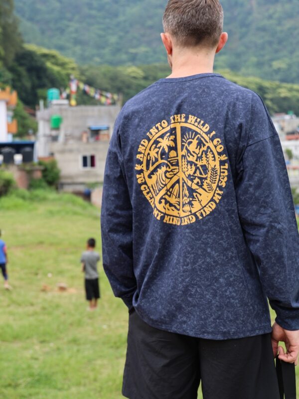 Longsleeve oversize Into The Wild - granatowy marmur