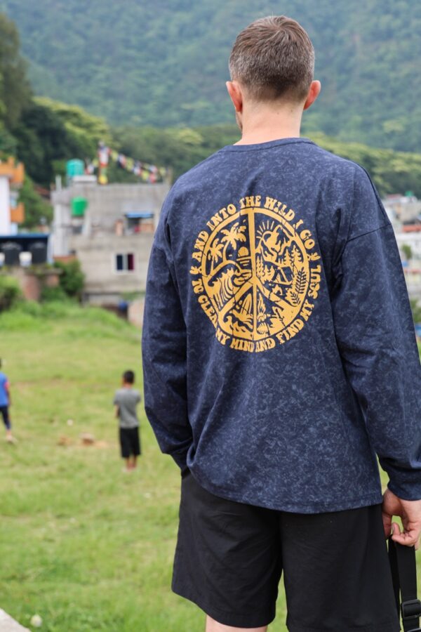 longsleeve into the wild Longsleeve oversize Into The Wild - granatowy marmur