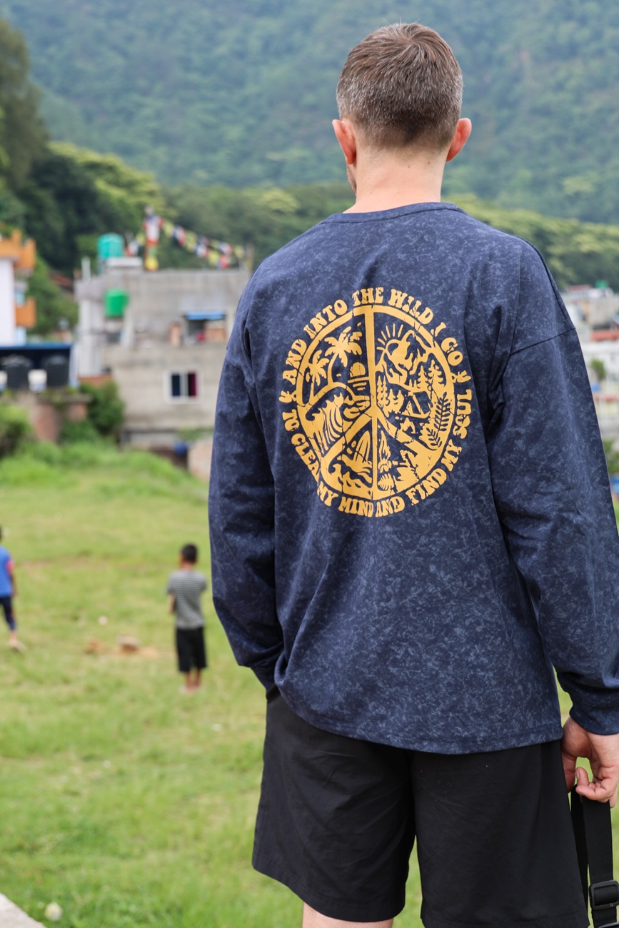 Longsleeve oversize Into The Wild – granatowy marmur